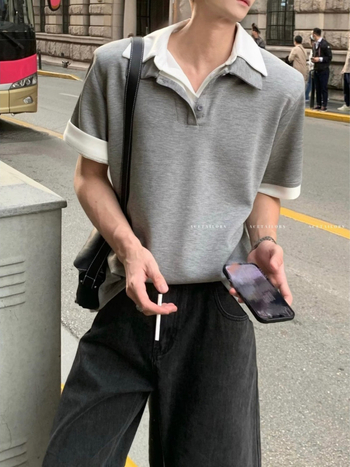 Πολύ βαριά πόλο T‑shirt σε αμερικανικό στυλ με επενδεδυμένους ώμους, κοντά μανίκια, ψεύτικος γιακά δύο μερών