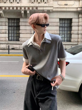 Πολύ βαριά πόλο T‑shirt σε αμερικανικό στυλ με επενδεδυμένους ώμους, κοντά μανίκια, ψεύτικος γιακά δύο μερών