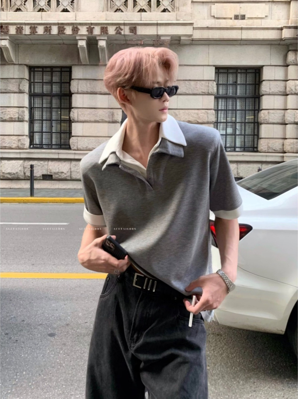 Πολύ βαριά πόλο T‑shirt σε αμερικανικό στυλ με επενδεδυμένους ώμους, κοντά μανίκια, ψεύτικος γιακά δύο μερών