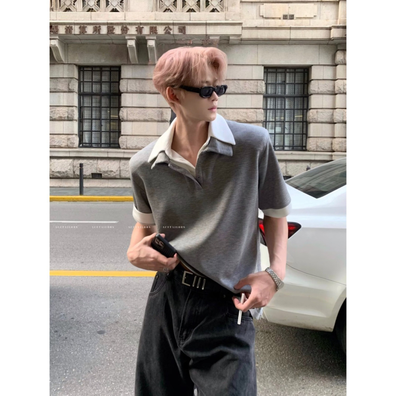 Πολύ βαριά πόλο T‑shirt σε αμερικανικό στυλ με επενδεδυμένους ώμους, κοντά μανίκια, ψεύτικος γιακά δύο μερών