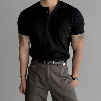 Μαύρο ανδρικό polo με Henley λαιμό, κοντά μανίκια, κομψή καθημερινή επιλογή