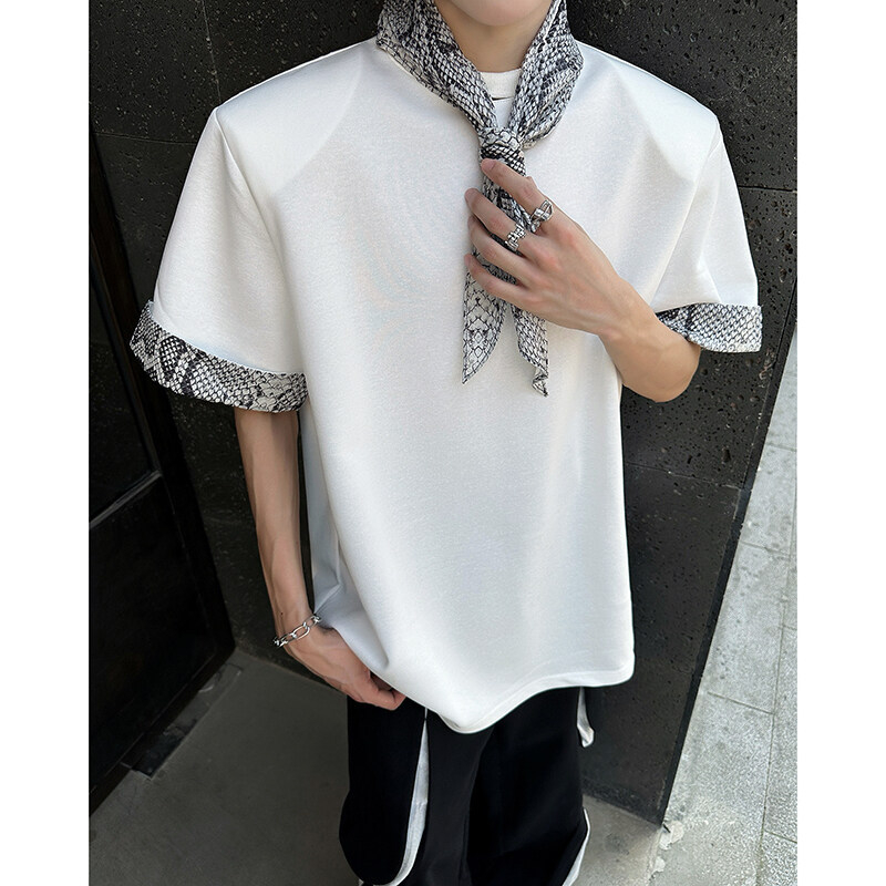 Ανδρικό κοντομάνικο T‑shirt με σχέδιο φιδιού, μεταξωτό φουλάρι για τον λαιμό και επενδύσεις ώμων — DX196-548