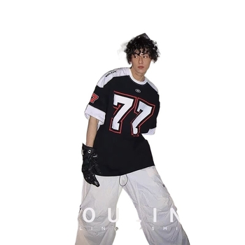Ανδρική κοντομάνικη T‑shirt με σχέδιο 77, έμπνευση από αμερικανική φανέλα χόκεϊ, streetwear χιπ-χοπ και ρετρό μπεϊζμπολ.