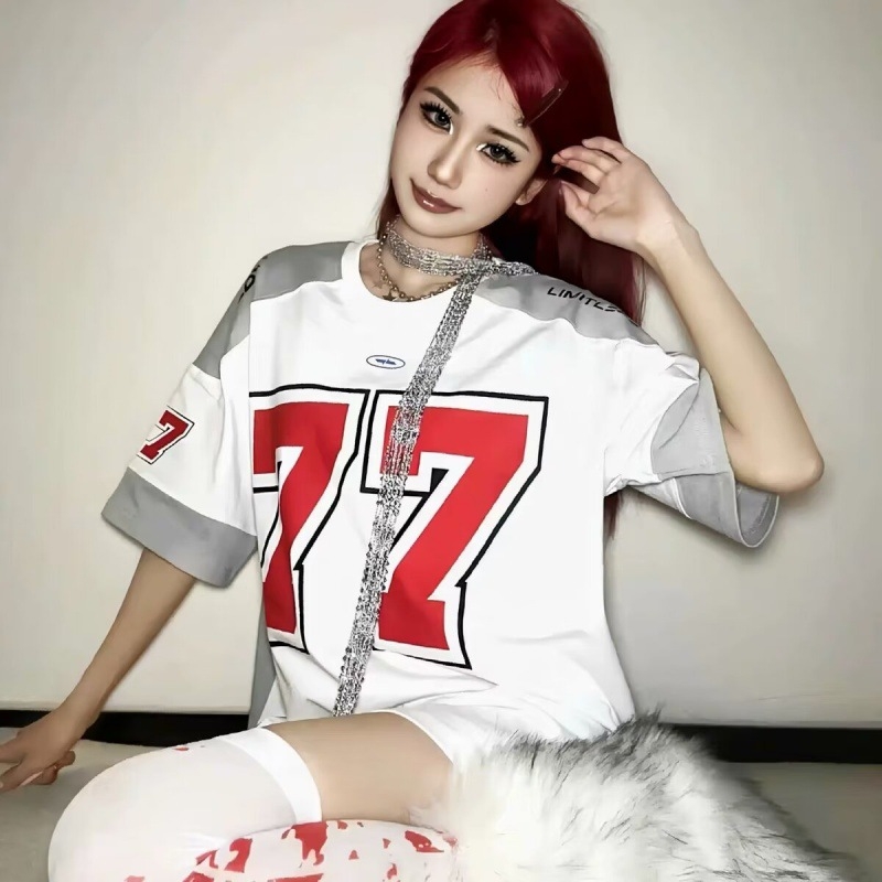 Ανδρική κοντομάνικη T‑shirt με σχέδιο 77, έμπνευση από αμερικανική φανέλα χόκεϊ, streetwear χιπ-χοπ και ρετρό μπεϊζμπολ.