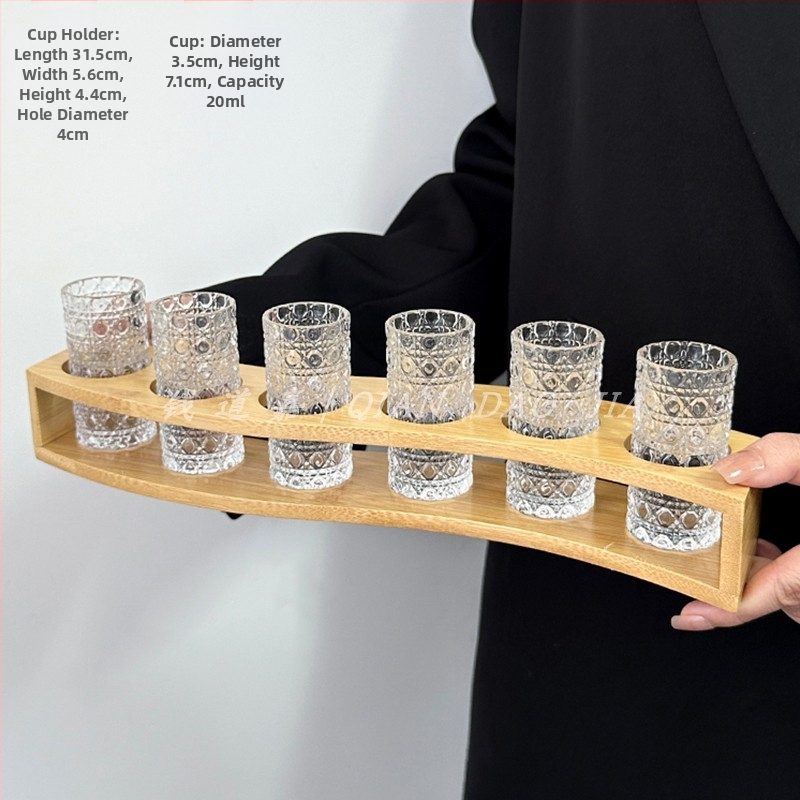 Stojan na poháre a sada pohárov na štart s reliéfnym vzorom z hrubých drahokamov na Jägermeister Spirits a domáce koktaily