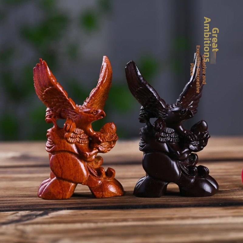 Ornament s vyrezávaným orlom z koreňa santalového dreva na dekoráciu domácnosti a kancelárie