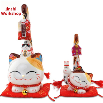 Figúrka Maneki Neko z dielne Stone Workshop, biela porcelánová mačka pre šťastie s dlhým chvostom, darčekové balenie