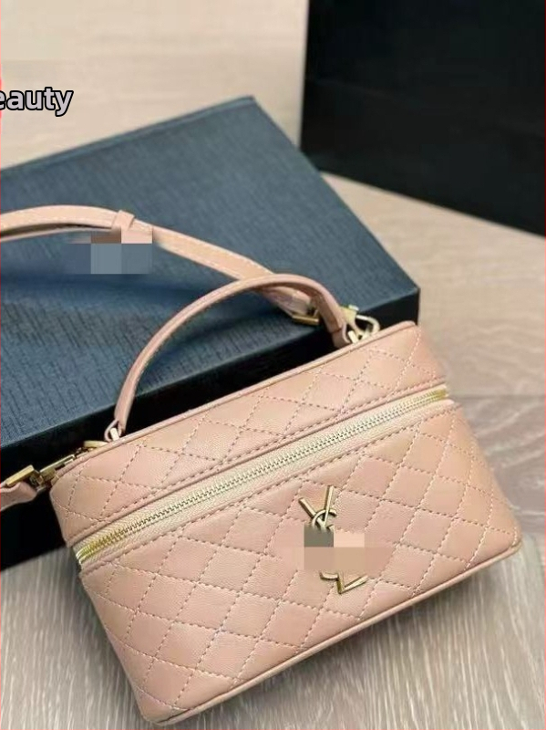 Malá crossbody kabelka z pravej kože s textúrovanou textúrou, vintage dizajn