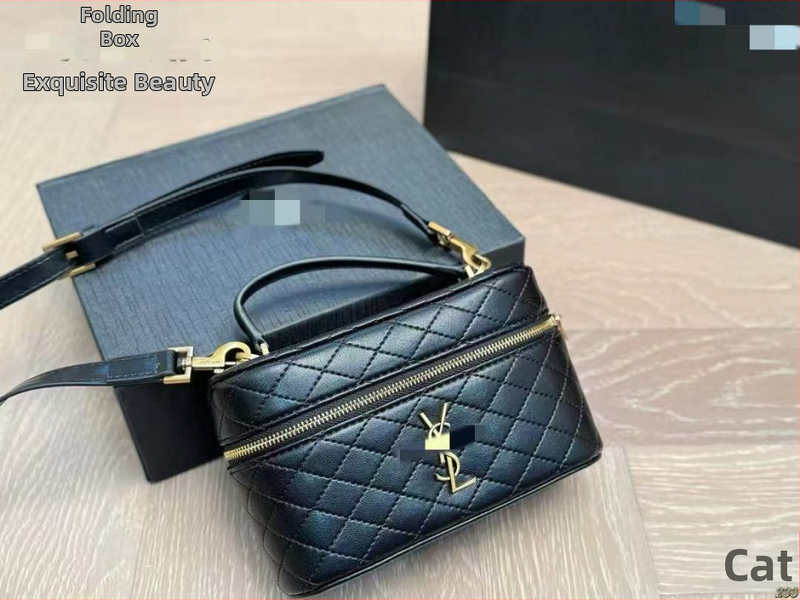 Malá crossbody kabelka z pravej kože s textúrovanou textúrou, vintage dizajn