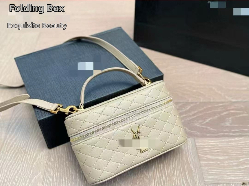 Malá crossbody kabelka z pravej kože s textúrovanou textúrou, vintage dizajn
