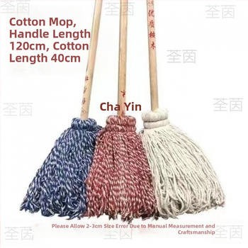 Staromódny bavlnený mop s drevenou rukoväťou a okrúhlou hlavicou na použitie v reštauráciách a triedach