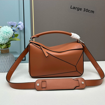 Klasická dámska kabelka s geometrickým vzorom a širokým popruhom, jednoramenná crossbody, pravá koža, dizajn v štýle vankúša