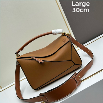 Klasická dámska kabelka s geometrickým vzorom a širokým popruhom, jednoramenná crossbody, pravá koža, dizajn v štýle vankúša