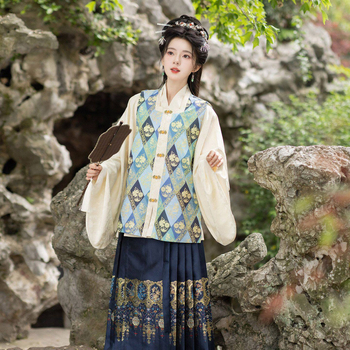 Σετ Hanfu τριών τεμαχίων Ming στυλ με χρυσή Jacquard ρόμπα με μανίκια τύπου πι-πα και φούστα με προφίλ αλόγου