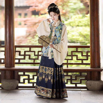 Σετ Hanfu τριών τεμαχίων Ming στυλ με χρυσή Jacquard ρόμπα με μανίκια τύπου πι-πα και φούστα με προφίλ αλόγου