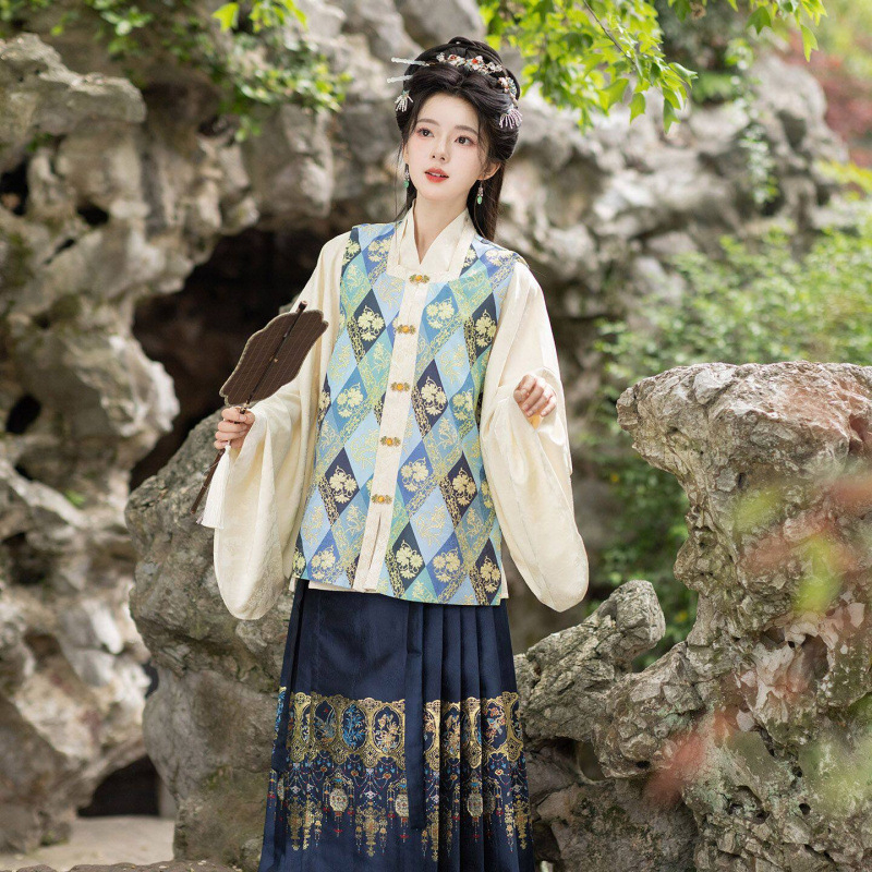 Σετ Hanfu τριών τεμαχίων Ming στυλ με χρυσή Jacquard ρόμπα με μανίκια τύπου πι-πα και φούστα με προφίλ αλόγου