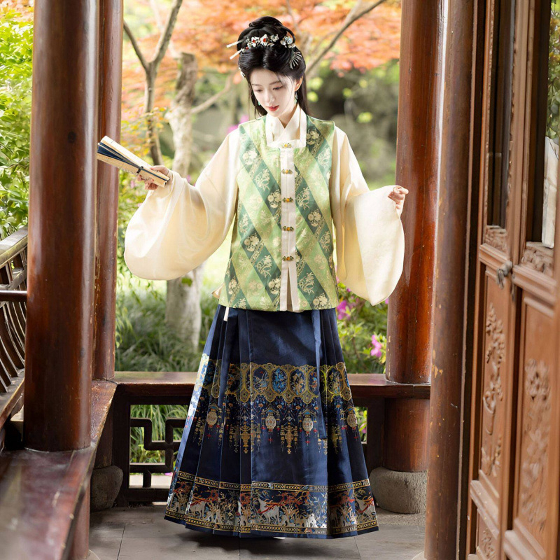 Σετ Hanfu τριών τεμαχίων Ming στυλ με χρυσή Jacquard ρόμπα με μανίκια τύπου πι-πα και φούστα με προφίλ αλόγου