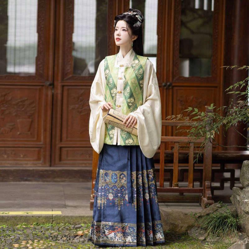 Σετ Hanfu τριών τεμαχίων Ming στυλ με χρυσή Jacquard ρόμπα με μανίκια τύπου πι-πα και φούστα με προφίλ αλόγου