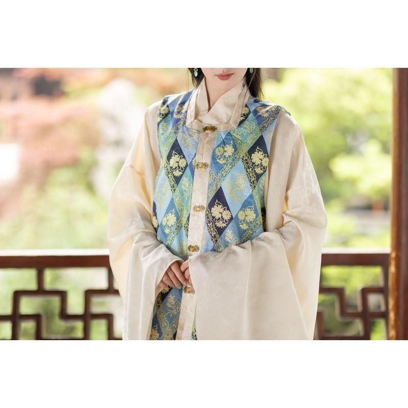 Σετ Hanfu τριών τεμαχίων Ming στυλ με χρυσή Jacquard ρόμπα με μανίκια τύπου πι-πα και φούστα με προφίλ αλόγου