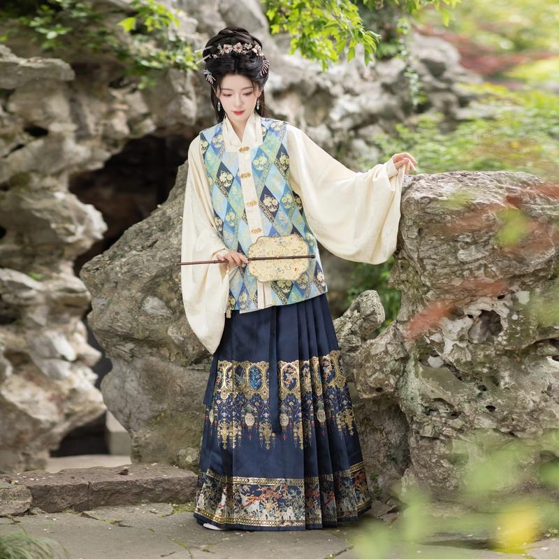 Σετ Hanfu τριών τεμαχίων Ming στυλ με χρυσή Jacquard ρόμπα με μανίκια τύπου πι-πα και φούστα με προφίλ αλόγου
