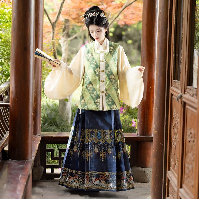 Σετ Hanfu τριών τεμαχίων Ming στυλ με χρυσή Jacquard ρόμπα με μανίκια τύπου πι-πα και φούστα με προφίλ αλόγου