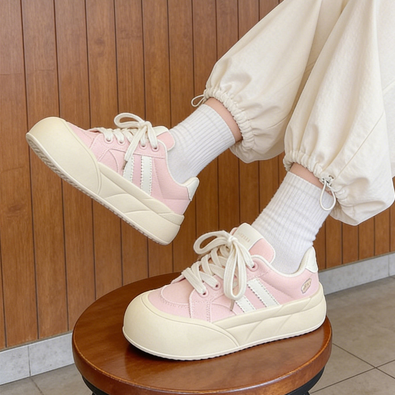 Γυναικείες καμβά sneakers με παχιά σόλα, λευκά, casual στυλ, άνοιξη 2026