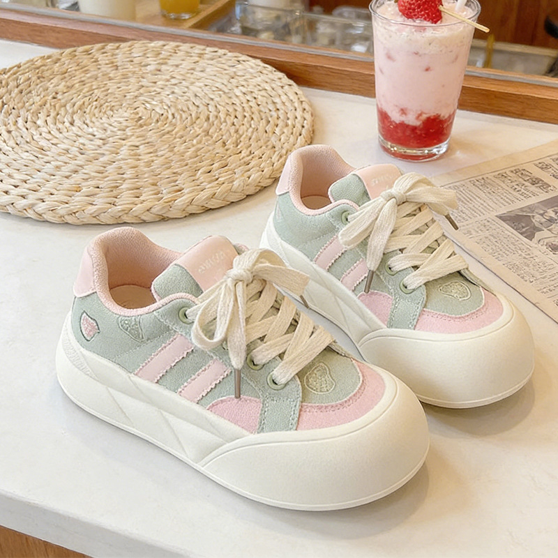 Γυναικείες καμβά sneakers με παχιά σόλα, λευκά, casual στυλ, άνοιξη 2026