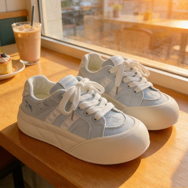Γυναικείες καμβά sneakers με παχιά σόλα, λευκά, casual στυλ, άνοιξη 2026