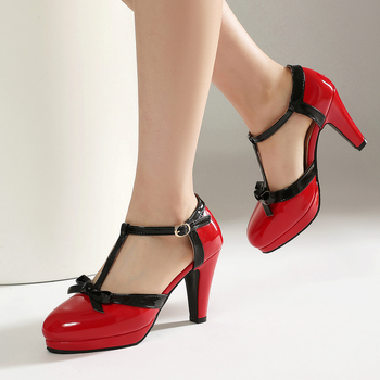 Γυναικεία σανδάλια με Τ-ζώνη (Τ-strap) και μία αγκράφα, στρογγυλή μύτη, φαρδύ τακούνι, χρωματικό μπλοκ, γυαλιστερό δέρμα