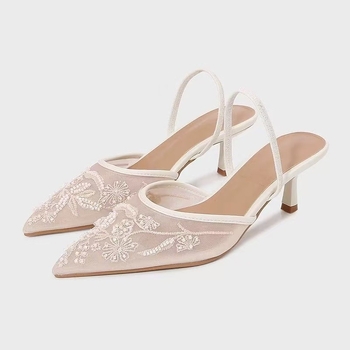 Διαφανείς γυναικείες σάνδαλες με μεσαίο τακούνι και κρύσταλλα, μόδα καλοκαίρι 2026