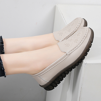 Γυναικείες slip-on loafers με μαλακή αντιολισθητική σόλα και επάνω μέρος από συνθετικό δέρμα; άνετες καθημερινές παπούτσια για φθινόπωρο.