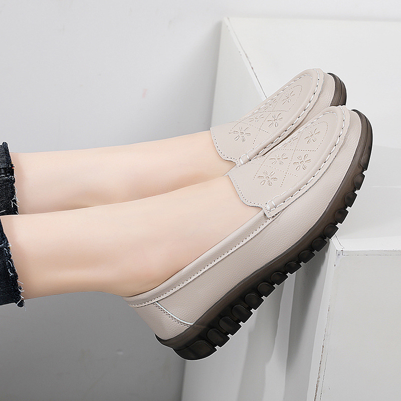 Γυναικείες slip-on loafers με μαλακή αντιολισθητική σόλα και επάνω μέρος από συνθετικό δέρμα; άνετες καθημερινές παπούτσια για φθινόπωρο.