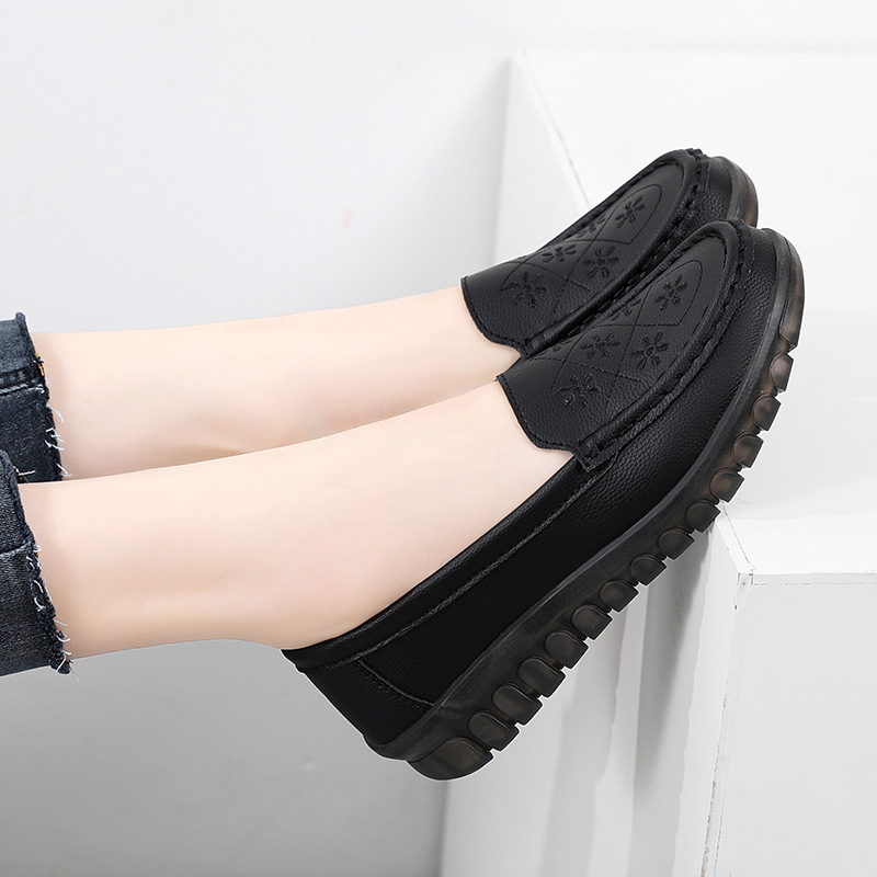 Γυναικείες slip-on loafers με μαλακή αντιολισθητική σόλα και επάνω μέρος από συνθετικό δέρμα; άνετες καθημερινές παπούτσια για φθινόπωρο.