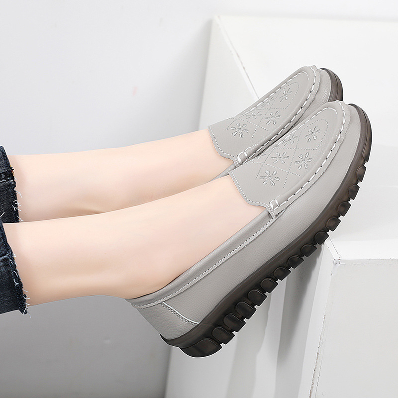Γυναικείες slip-on loafers με μαλακή αντιολισθητική σόλα και επάνω μέρος από συνθετικό δέρμα; άνετες καθημερινές παπούτσια για φθινόπωρο.