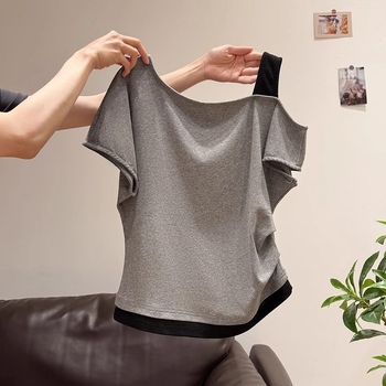 Γυναικείο κοντομάνικο T‑shirt με ασύμμετρο ντεκολτέ και σχέδιο σύνδεσης δύο μερών, καλοκαίρι 2026, στενή γραμμή