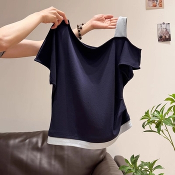 Γυναικείο κοντομάνικο T‑shirt με ασύμμετρο ντεκολτέ και σχέδιο σύνδεσης δύο μερών, καλοκαίρι 2026, στενή γραμμή