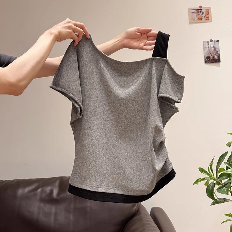 Γυναικείο κοντομάνικο T‑shirt με ασύμμετρο ντεκολτέ και σχέδιο σύνδεσης δύο μερών, καλοκαίρι 2026, στενή γραμμή