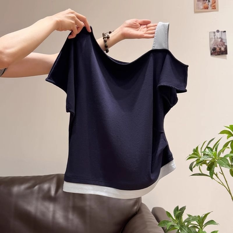Γυναικείο κοντομάνικο T‑shirt με ασύμμετρο ντεκολτέ και σχέδιο σύνδεσης δύο μερών, καλοκαίρι 2026, στενή γραμμή