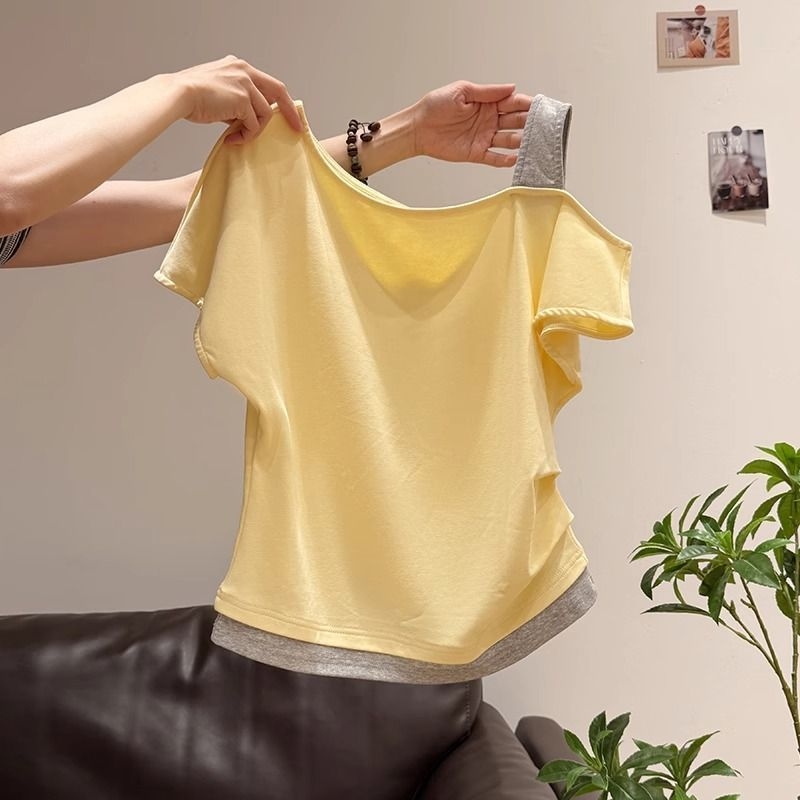 Γυναικείο κοντομάνικο T‑shirt με ασύμμετρο ντεκολτέ και σχέδιο σύνδεσης δύο μερών, καλοκαίρι 2026, στενή γραμμή
