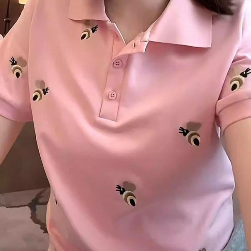 Γυναικεία T‑shirt με κέντημα μελισσών και γιακά τύπου lapel, κοντό μανίκι, ελεύθερη γραμμή, καλοκαίρι 2025