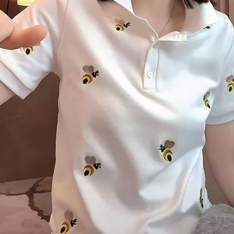 Γυναικεία T‑shirt με κέντημα μελισσών και γιακά τύπου lapel, κοντό μανίκι, ελεύθερη γραμμή, καλοκαίρι 2025