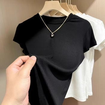 Γυναικεία λευκή κοντομάνικη T‑shirt, εφαρμοστή γραμμή, στρογγυλός λαιμόκοψη, καλοκαίρι 2025