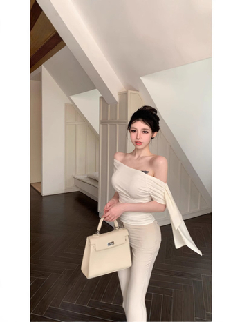 Μπλουζάκι γαλλικού στυλ, σέξι off-shoulder με ριφτά μανίκια, γυναικείο, καλοκαιρινή σχεδίαση με ακανόνιστο εσωτερικό στρώμα, οπτικά λεπταίνει τη σιλουέτα, κομψό