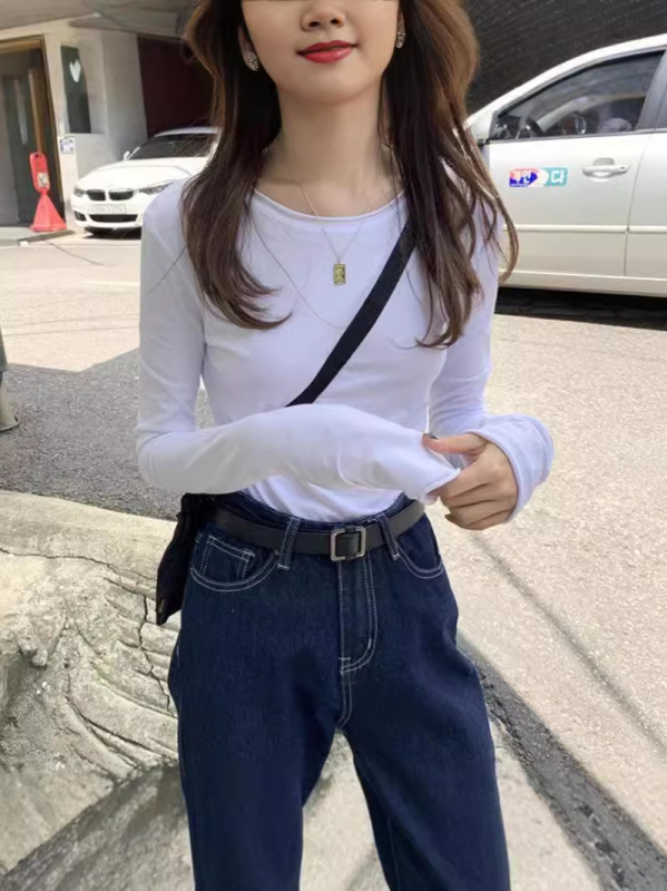 Λευκή γυναικεία μακρυμάνικη T‑shirt, σε στυλ Hong Kong, με γυρισμένη άκρη, στενή εφαρμογή, βασικό επάνω μέρος
