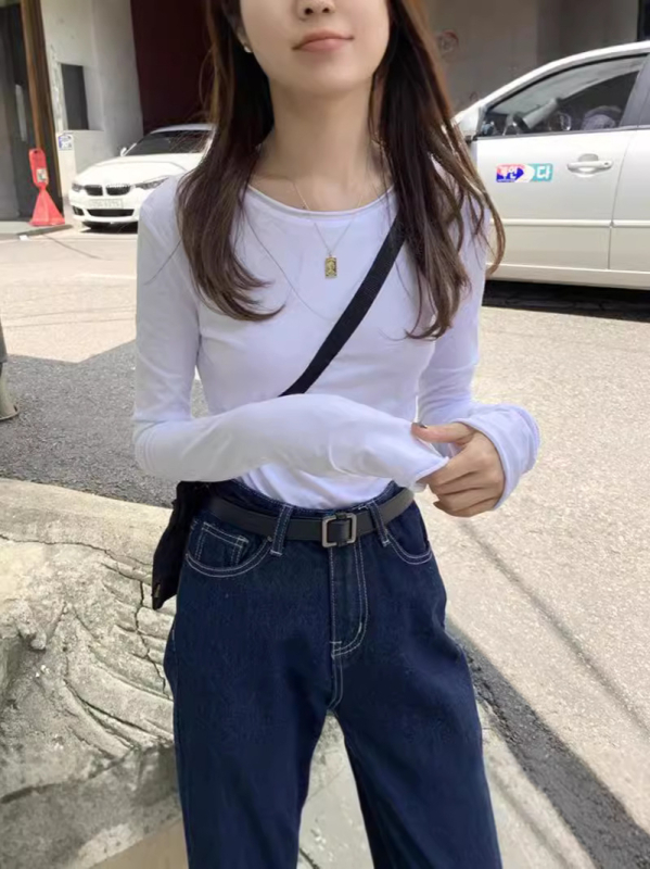Λευκή γυναικεία μακρυμάνικη T‑shirt, σε στυλ Hong Kong, με γυρισμένη άκρη, στενή εφαρμογή, βασικό επάνω μέρος