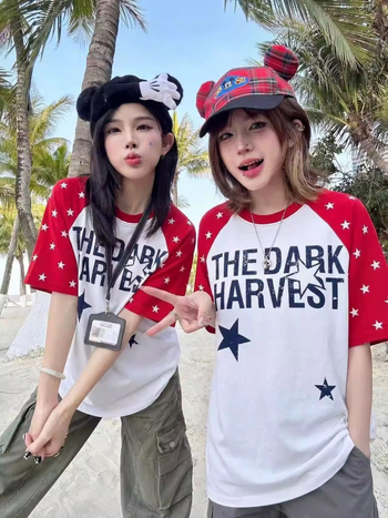 Γυναικείο κοντομάνικο T‑shirt σε αμερικανικό street style με αστέρι και χρωματικά μπλοκ, άνετη εφαρμογή, καλοκαίρι