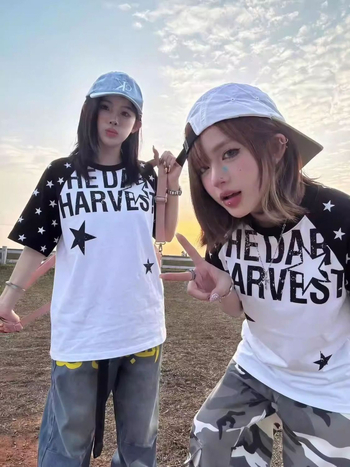 Γυναικείο κοντομάνικο T‑shirt σε αμερικανικό street style με αστέρι και χρωματικά μπλοκ, άνετη εφαρμογή, καλοκαίρι