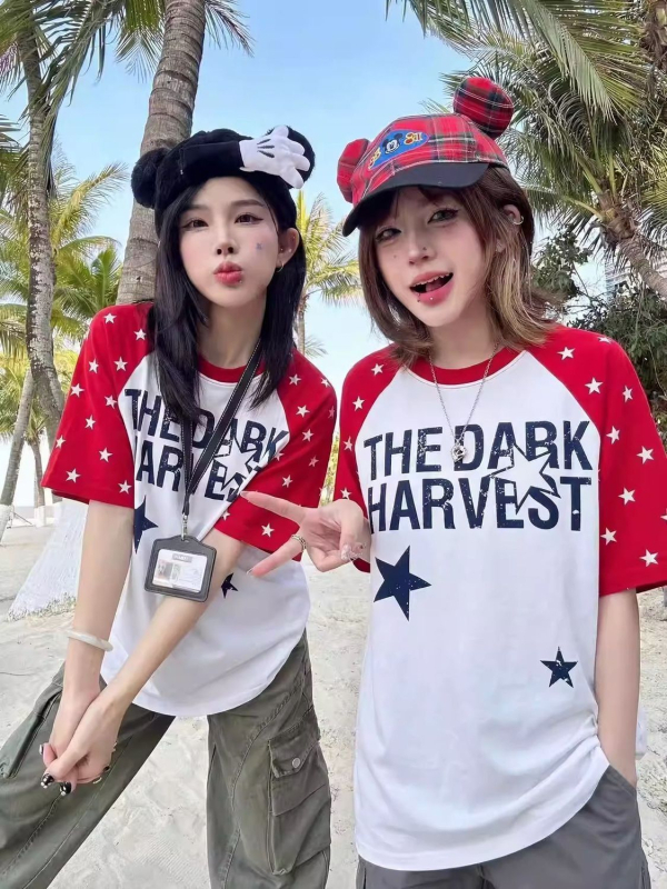 Γυναικείο κοντομάνικο T‑shirt σε αμερικανικό street style με αστέρι και χρωματικά μπλοκ, άνετη εφαρμογή, καλοκαίρι
