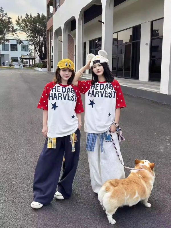 Γυναικείο κοντομάνικο T‑shirt σε αμερικανικό street style με αστέρι και χρωματικά μπλοκ, άνετη εφαρμογή, καλοκαίρι