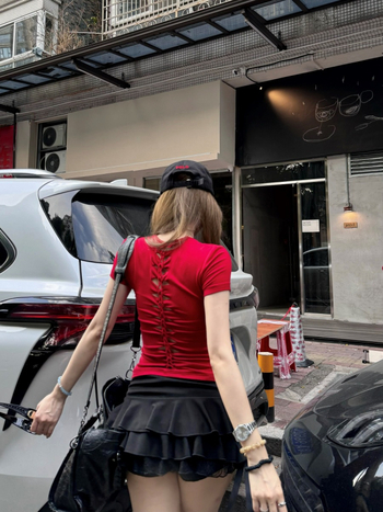 Kumikumi εμπνευσμένο T‑shirt με κοντό μανίκι και άνοιγμα στην πλάτη, για γυναίκες, καλοκαίρινό στυλ, στενή γραμμή